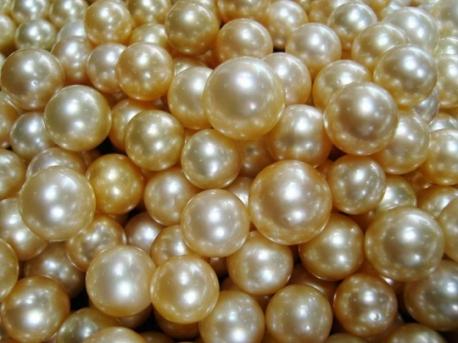 #4 - Treasure in the Mojave Dessert: It may sound crazy that an oceangoing ship sunk 160 kilometers (100 mi) inland of the Pacific Ocean (in the Mojave Dessert no less) but if it is true, there are millions of dollars' worth of pearls in the Salton Sea. Experts believe a large tide from the Gulf of California collided with runoff from the Colorado River. Enough water runoff developed that the ship (presumed to be Spanish) was carried into the Salton Sea. The ship would have been forgotten forever if it weren't for the abundance of pearls on board. Surprisingly, there is a twist to the story. In 1870, the Los Angeles Star produced a story about a man named Charley Clusker who went out in search of the ship and actually found the treasure. But since the date the story ran, no other mention of Clusker or the ship he