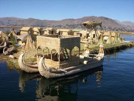 The floating islands of Lake Titicaca: Built by the Uros tribe to escape from the Incas, today, the floating islands of Lake Titicaca are inhabited by the Amayra. Completely artificial, these islands are simply 80 cm-thick (2.5 feet-thick) rafts held in place by wooden eucalyptus poles, planted in the bottom of the lake. Is this the first time you are reading about the floating islands of Lake Titicaca?