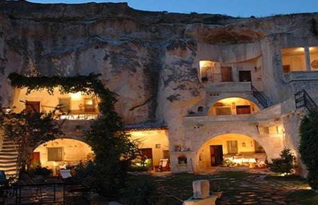 Elkep Evi Cave Hotel in Cappadocia (Turkey): With 14 troglodyte rooms on offer, Elkep Evi is a small hotel that won't fail to amaze. Located on one of the highest hills in Urgup in Turkey, opposite Cappadocia, this is a quirky hotel in a charming region. Have you ever stayed in a quirky hotel that is similar to the one that is located in Turkey?