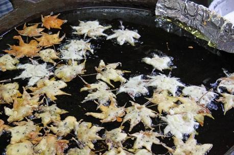 If you want to try making them, simply dip your cleaned and dried (ideally, Japanese) maple leaves in sweetened tempura batter and fry them in hot vegetable oil, and maple syrup is optional. Do you think this is a dish you would like to make?
