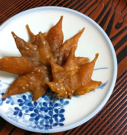 The interesting dish is believed to have originated 1,000 years ago, in the Kansai region of south-central Japan. Although the recipe has gone through several changes over the centuries, you can still enjoy a nice plate of Maple Tempura at Kyoto City, Mie Prefecture, or Osaka City. You can also purchase a bag for 500 yen ($5.70) at a small shop called Akataki Chaya located in the picturesque waterfalls of Nabari City. Maple Tempura can be enjoyed all year round, but they're best consumed freshly fried in the fall, while admiring the season's colors. Are you familiar with these Maple Tempura facts?