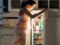 It's midnight and you feel sort of hungry.What do you do?