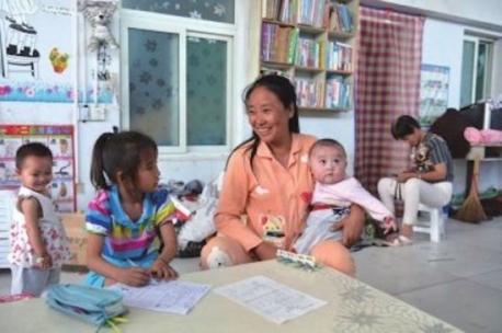 Li Li Juan, a former millionaire, started adopting sick and disabled children who were abandoned by their parents and orphaned children whose parents had died in mining accidents. The 47-year-old, from northern China's Hebei Province, has adopted 72 abandoned children over the course of 19 years. She spent all her money caring for them, and is now facing a huge debt of over two million yuan. Not only that, she has also been diagnosed with cancer, but continues to care for these children. Tragically, her own son refuses to speak to her and lives with her mother, because she wasn't with him when he suffered a spinal injury, choosing to be with one of her adopted children who was suffering from hydrocepahlus at the time. So essentially she has sacrificed her relationship with her own child to care for these children who have no one. Do you admire her for that?