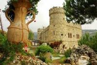 Driven by his love for a girl when he was a teenager, Moussa Maamari built a castle in Lebanon that became a national landmark and favorite tourist destination. The young Moussa fell in love at school with one of his classmates: Sayyeda, the daughter of a district governor who owned a palace. The 14 year old did not think of the social differences that separated him from Sayyeda when he confessed his love for her. She rejected him saying