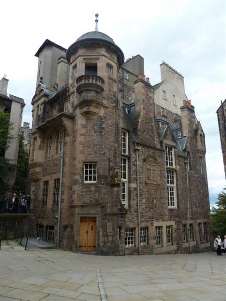 (Source: atlasobscura.com) Tucked away in a close adjacent to Edinburgh's Royal Mile, this small museum housed in a building from 1622 celebrates three legendary Scottish writers: Robert Burns, Sir Walter Scott, and Robert Louis Stevenson. The Writers' Museum, which operates out of the early 17th-century Lady Stair's House in Lady Stair's Close, honors the lives and legacies of these three important men. Did you ever visit this institution?