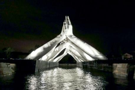 (Source: Rokas Laurinavičius) Following up on his monumental sculpture for the 2017 Venice Biennale, Support, artist Lorenzo Quinn has returned to the city with yet another phenomenal work. This time, Lorenzo built six pairs of hands joining over the historic Arsenale. At almost 50 feet (15m) high and 65 feet (20m) wide, Building Bridges is a piece that celebrates unity and is a stunning addition to the city as it hosts the 58th Venice Biennale. Have you seen any of his work before this survey?