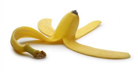 Did you know that banana peels are completely edible and they are actually very good for you? he skin contains high amounts of vitamin B6 and B12, as well as magnesium and potassium. It also contains some fiber and protein.