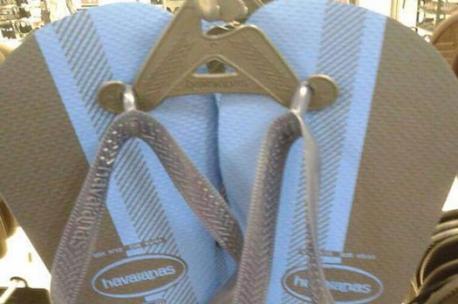 The photograph was posted by Falsiane, a Portuguese Twitter account on Thursday and everybody is losing their mind trying to decide whether they are blue and black (correct) or white and gold (nope). What color do these flip flops look like to you?