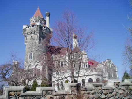 Have ever been to the Casa Loma in Toronto, Canada? This is some what similar to the Biltmore house in Ashville.