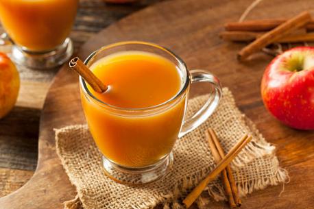 Bourbon Spiked Apple Cider? Looking for a simple and warm drink? Look no further!