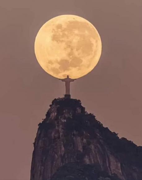 It took 2 years of planning and waiting for the perfect moment to capture this remarkable image of Christ the Redeemer statue in Rio de Janeiro, Brazil. The photo gives the illusion that Jesus Christ is holding the full moon. Do you appreciate the talent of this creative photographer?
