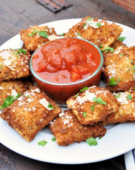 Missouri – Toasted Ravioli - It's fair to say that everything tastes better when it's deep-fried, and that's a fact. The people of Missouri love to abide by the rules of deep-frying, but they also like to play their own games every so often. That's definitely been the case with their toasted ravioli, as this dish is rather unusual. Hailing from St. Louis, this state specialty involves meat-filled ravioli that's then coated in breadcrumbs and dropped into the fryer. To top the whole thing off – quite literally – is a scattering of parmesan cheese and a tomato dipping sauce. It looks delicious, but I'm not sure that traditional Italian chefs would agree. Have you ever had this food?