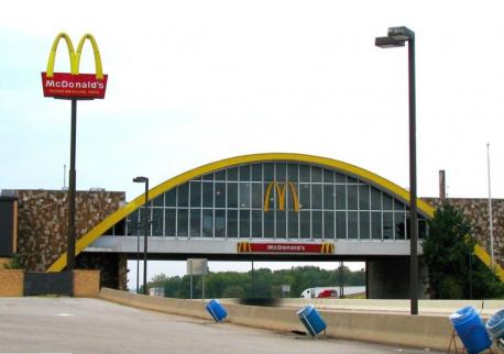 The McDonald's at the Will Rogers Archway, in Vinita, Oaklahoma, stretches over both the east- and westbound lanes of the I-44 Highway and is reputed to be the chain's largest location. Would you eat there?