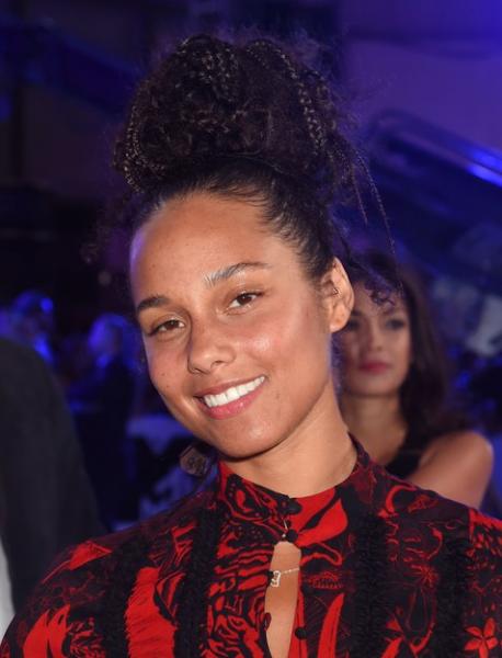 In a quiet stand for gender equality, singer Alicia Keys went to the Video Music Awards last Sunday, wearing no makeup. She didn't make a big deal about it, and it was her personal statement on how our society has a double standard for women, expecting them to get all made up, and as such, shouldn't have garnered much attention. However, Twitter reaction was contrary. She was urged to 